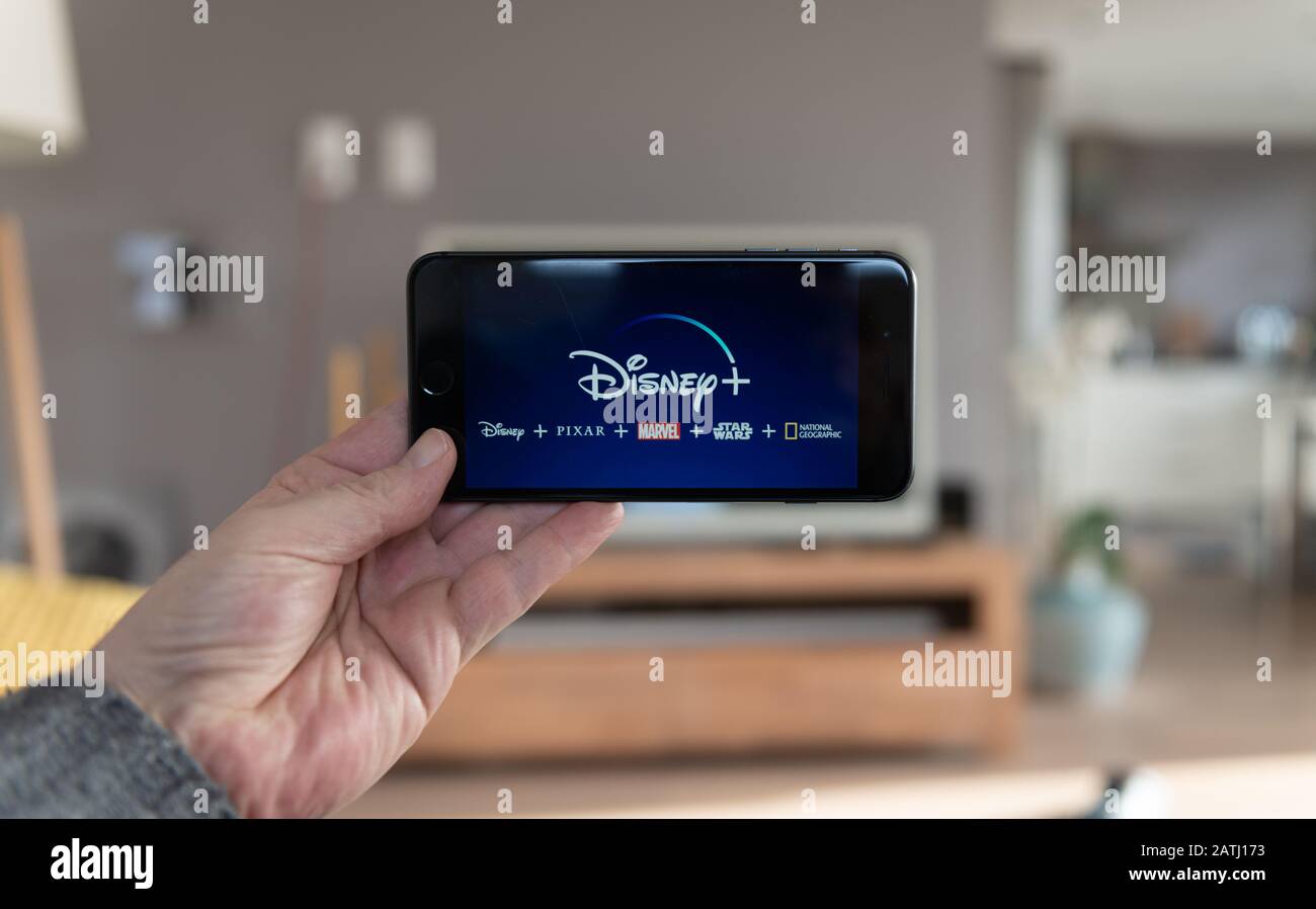 Amsterdam, Pays-Bas, 02/03/2020, Disney+ startscreen sur téléphone mobile. Vidéo en ligne Disney+, service d'abonnement à la diffusion de contenu. plu Disney Banque D'Images