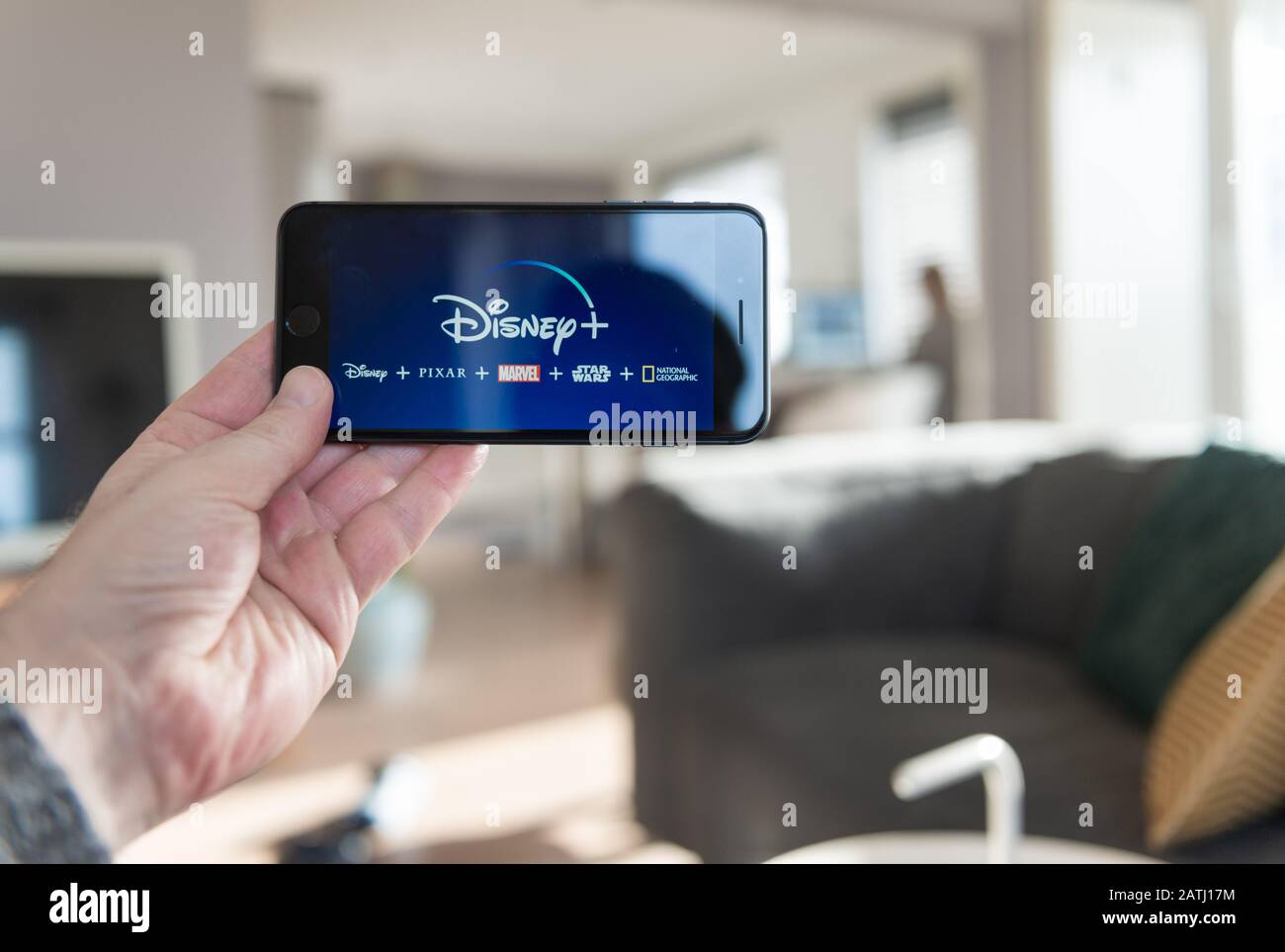 Amsterdam, Pays-Bas, 02/03/2020, Disney+ startscreen sur téléphone mobile. Vidéo en ligne Disney+, service d'abonnement à la diffusion de contenu. plu Disney Banque D'Images