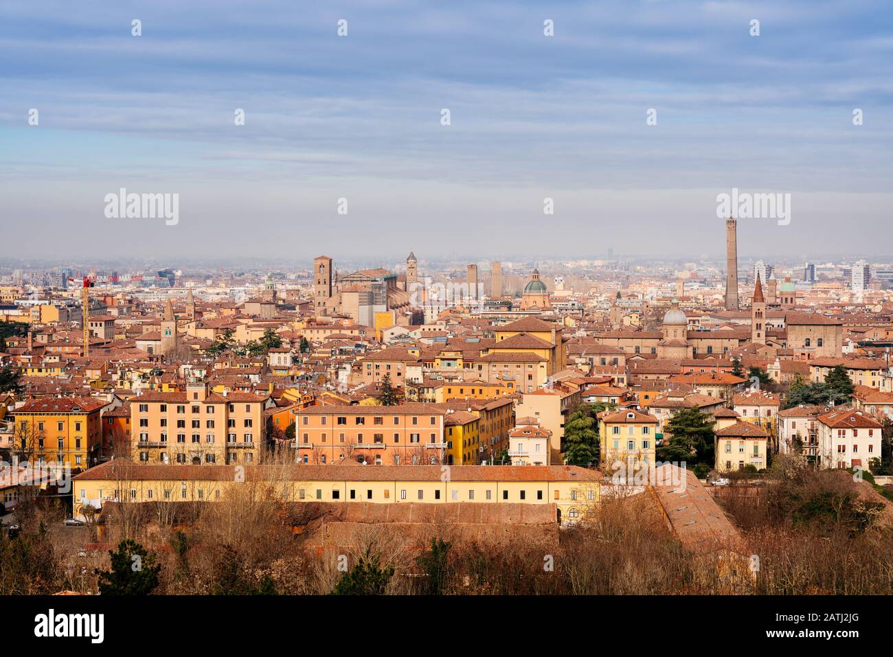 Bologne, paysage urbain d'un point de vue élevé dans un après-midi d'hiver. Emilia, Italie Banque D'Images