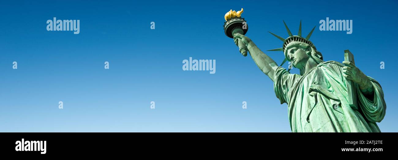 Statue de la liberté à New York, États-Unis. Fond panoramique ciel bleu avec espace de copie Banque D'Images