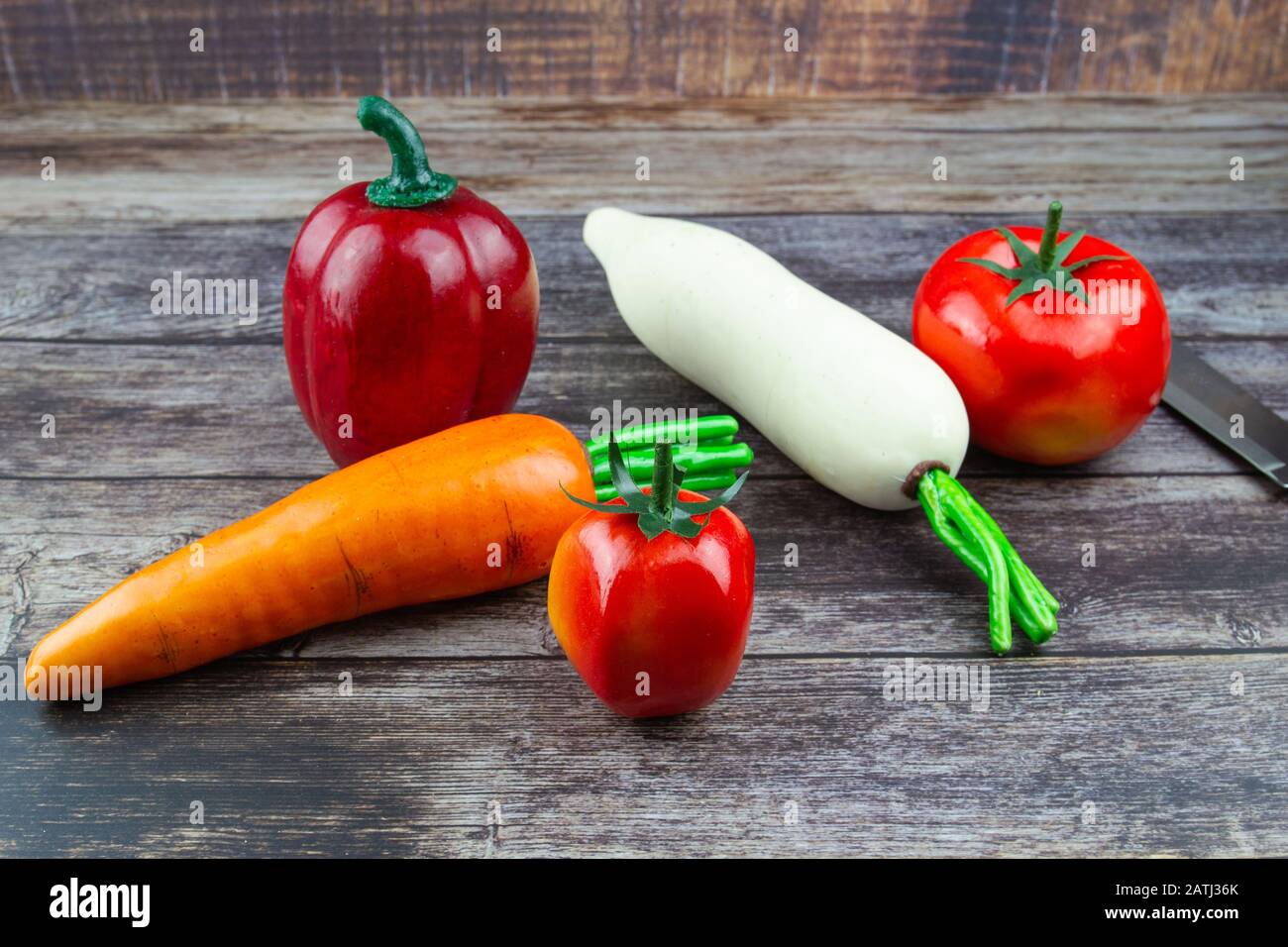 Tomates, poivrons, carottes, radis sur table Banque D'Images