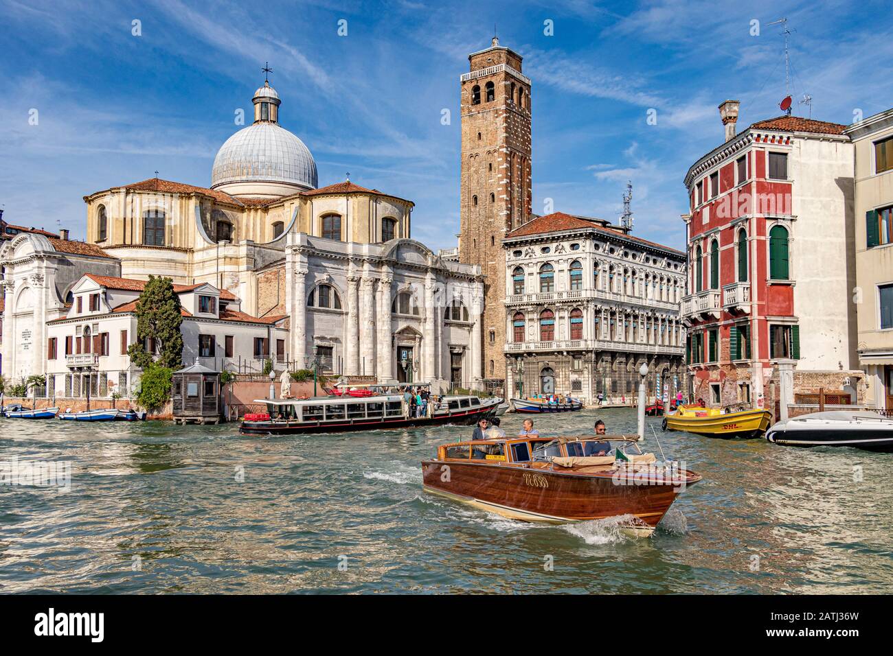 Un bateau-taxi fait le chemin le long du Grand Canal après Chiesa di San Geremia dans le quartier Cannaregio de Venise, Italie Banque D'Images