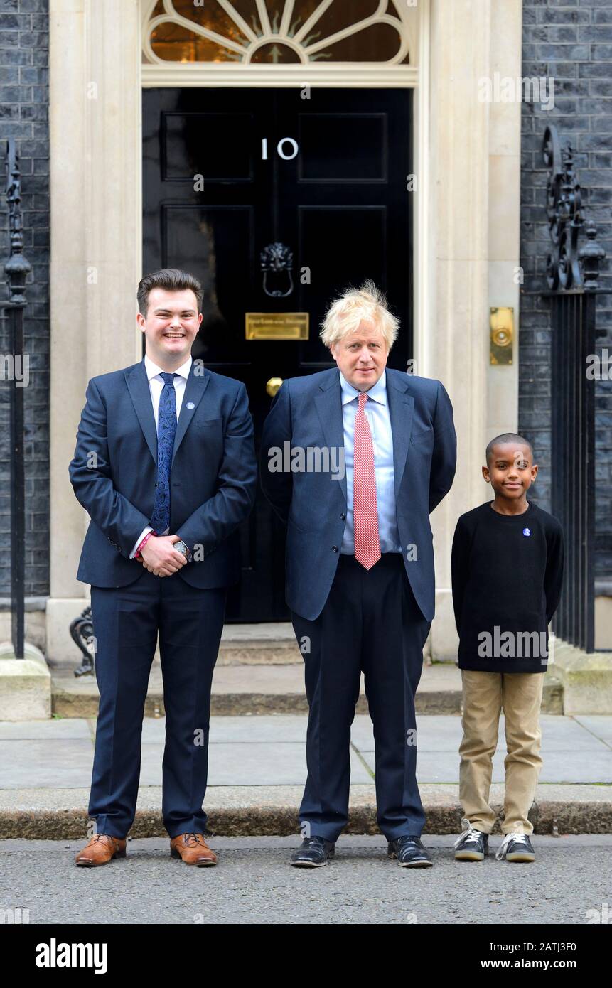 Londres, Royaume-Uni. 29 janvier 2020. SOUS EMBARGO JUSQU'AU 4 FÉVRIER. Des représentants de cancer Research UK - des partisans et des victimes - rencontrent le Premier ministre Boris Johnson pour des entretiens en 10 Downing Street avant la Journée mondiale du cancer le 4 février Credit: PjrNews/Alay Live News Banque D'Images