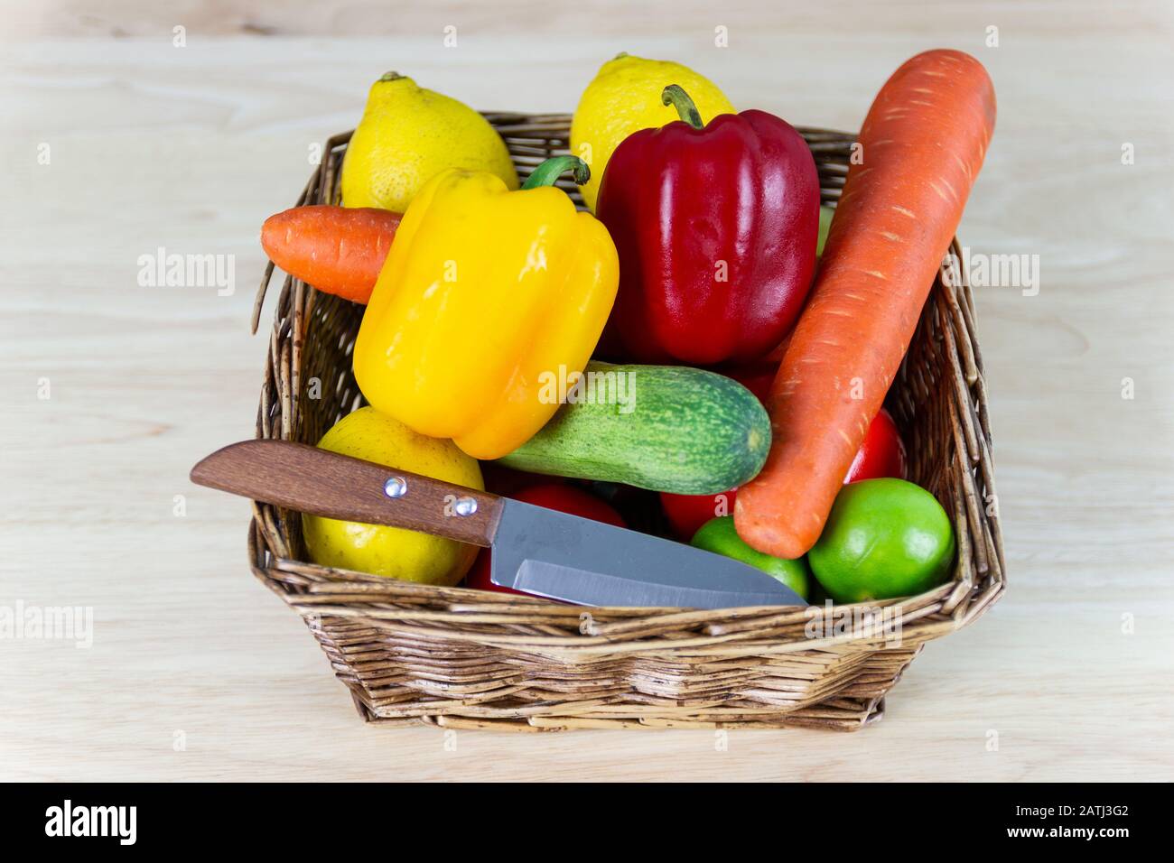Une salade verte dans une tasse de bois composée d'un mélange de petits légumes généralement verts feuillus, Divers types de légumes concept Bon pour la santé poids Banque D'Images