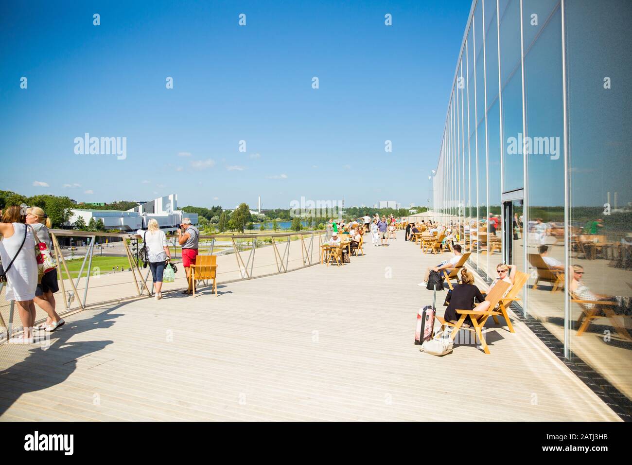 Nouvelle bibliothèque centrale d'Helsinki extérieur d'Oodi. Architecture moderne du nord. Espace salon extérieur à l'étage supérieur. Les gens se détendant, profitant du soleil Banque D'Images