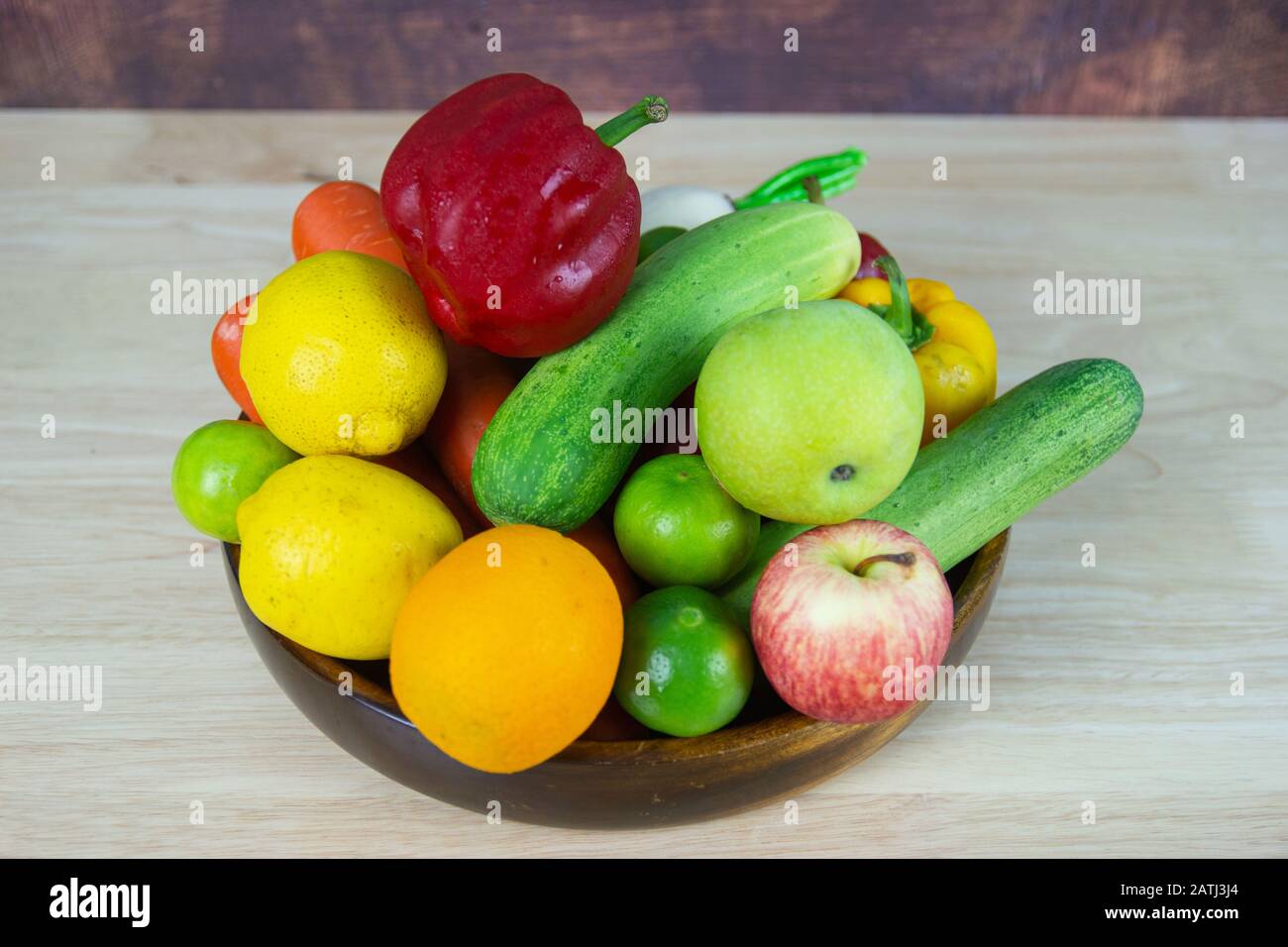 Une salade verte dans une tasse de bois composée d'un mélange de petits légumes généralement verts feuillus, Divers types de légumes Banque D'Images