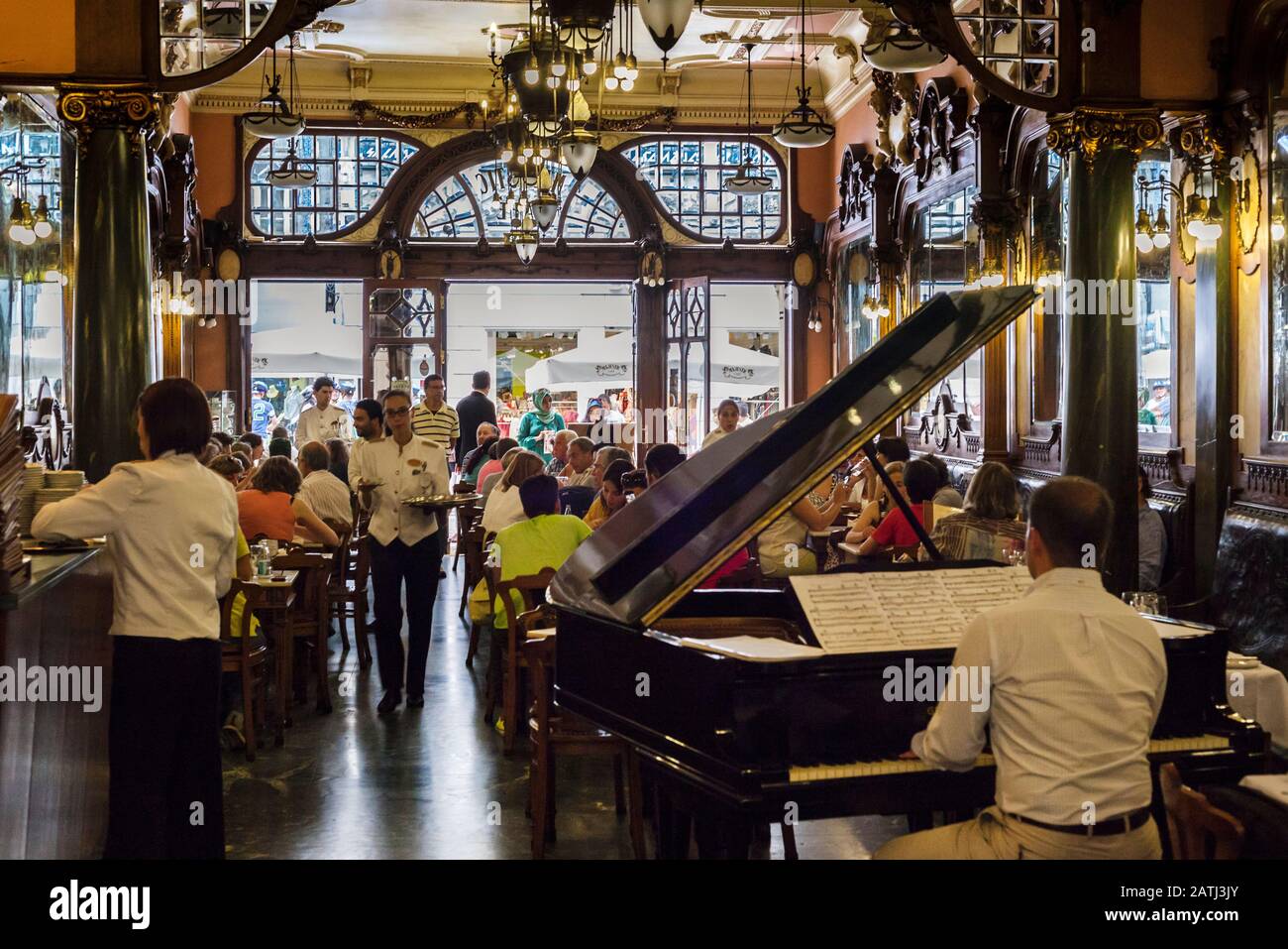 Homme jouant au piano dans le café Majestic, Porto, Portugal Banque D'Images