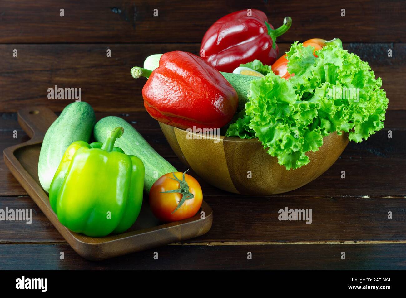 Une salade verte dans une tasse de bois composée d'un mélange de petits légumes généralement verts feuillus, Divers types de légumes concept Bon pour la santé poids Banque D'Images