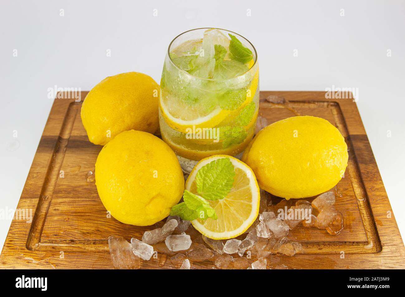 Fruits frais citron jaune en verre sur le bois pour les jours chauds d'été et bon pour la santé isolé sur fond blanc Banque D'Images