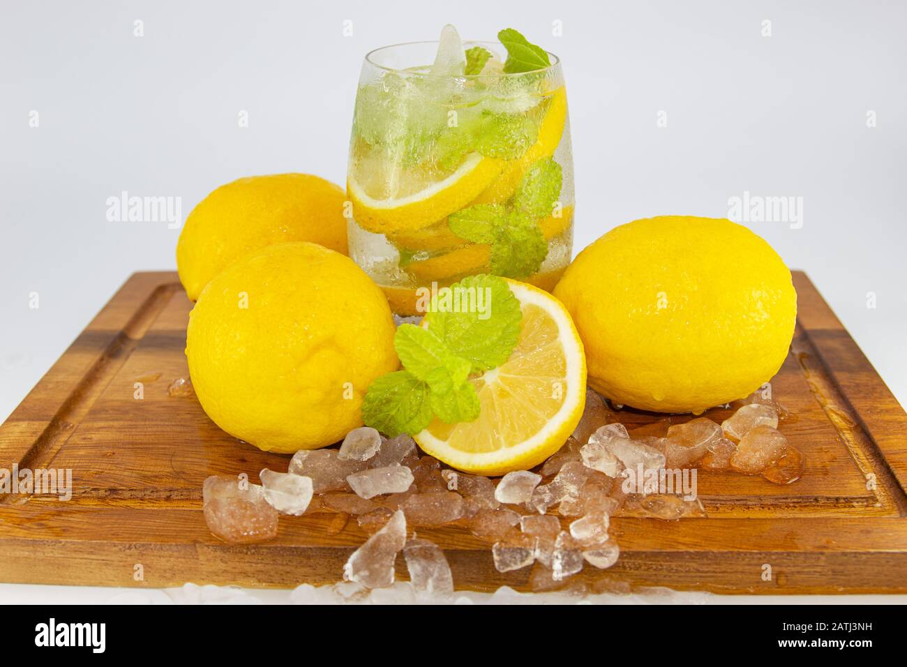 Fruits frais citron jaune en verre sur le bois pour les jours chauds d'été et bon pour la santé isolé sur fond blanc Banque D'Images