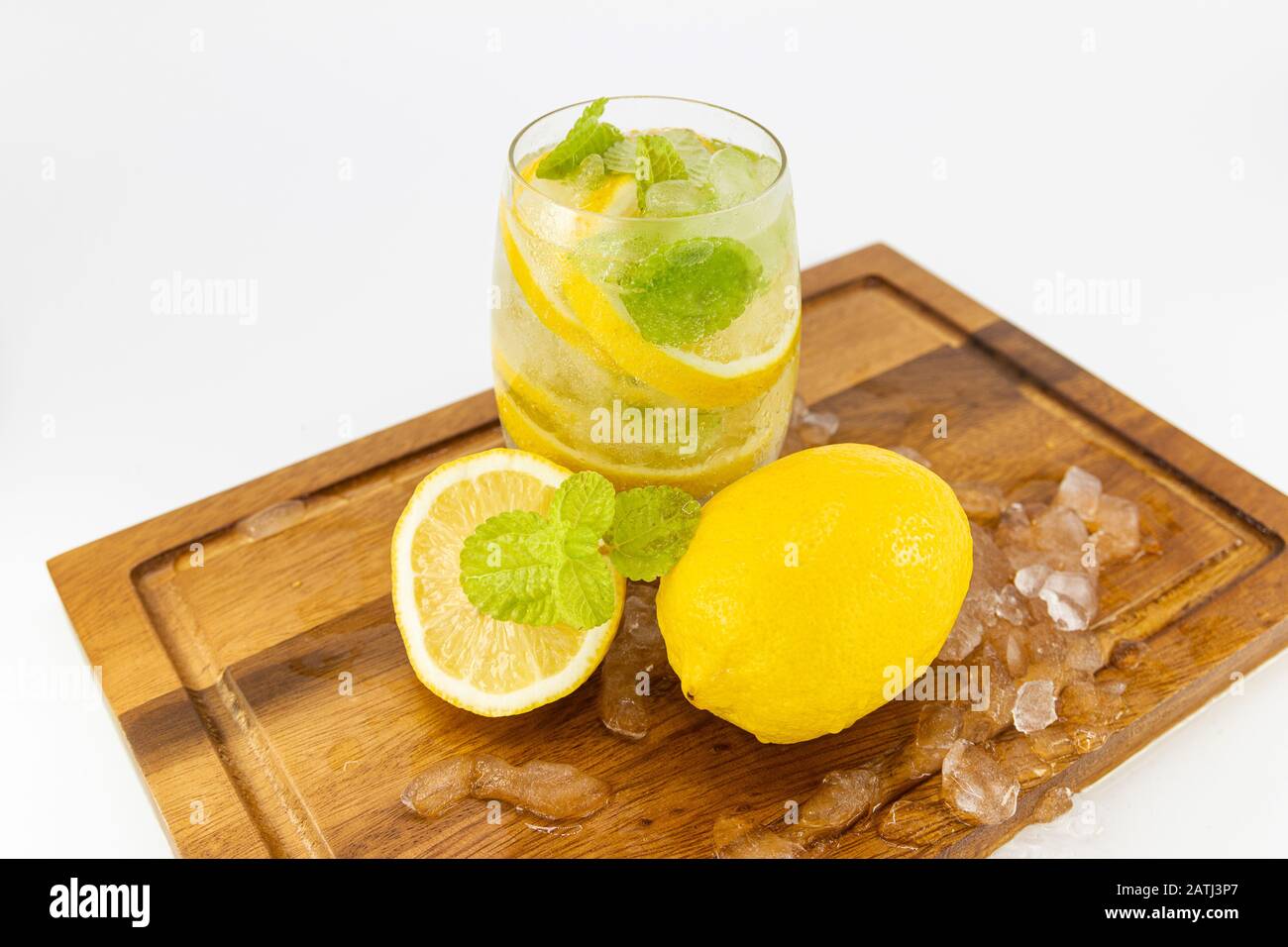 Fruits frais citron jaune en verre sur le bois pour les jours chauds d'été et bon pour la santé isolé sur fond blanc Banque D'Images