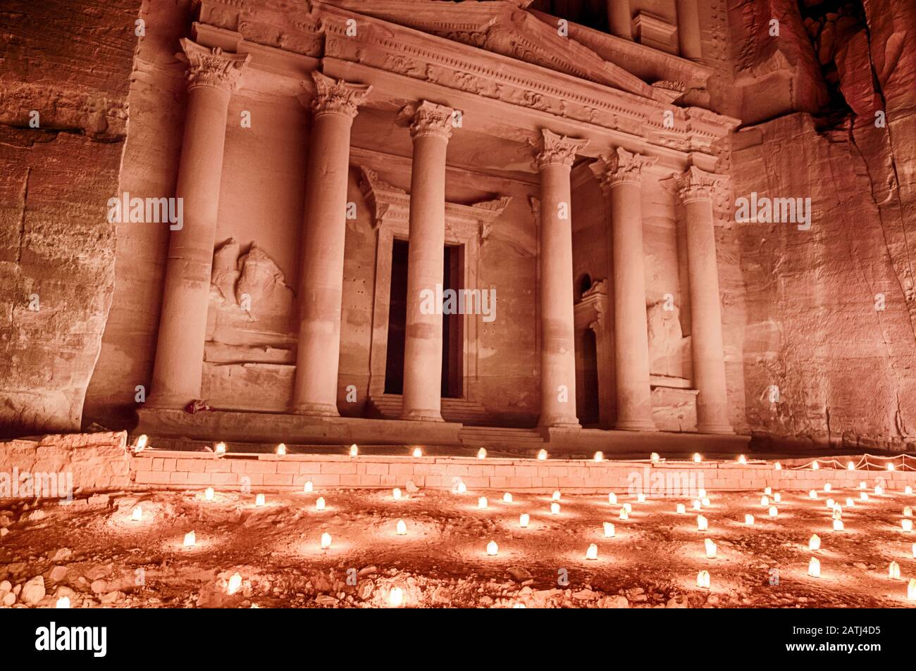 La nuit, le Trésor de Petra en Jordanie est souvent éclairé par la lumière de centaines de bougies. Banque D'Images