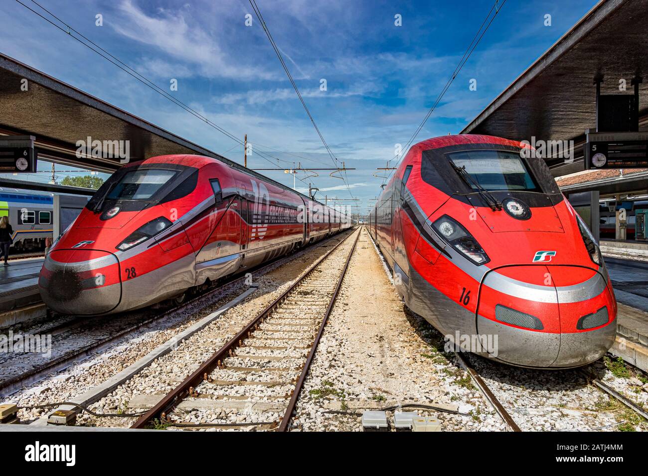 Deux trains à grande vitesse Trenitalia Frecciarossa 1000 à la gare de Venise Santa Lucia , la gare centrale de Venise, Italie Banque D'Images