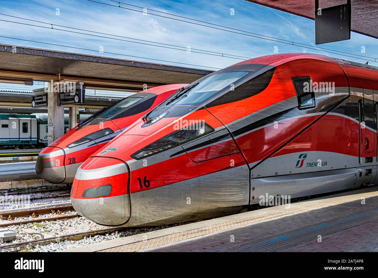 Deux trains à grande vitesse Trenitalia Frecciarossa 1000 à la gare de Venise Santa Lucia , la gare centrale de Venise, Italie Banque D'Images