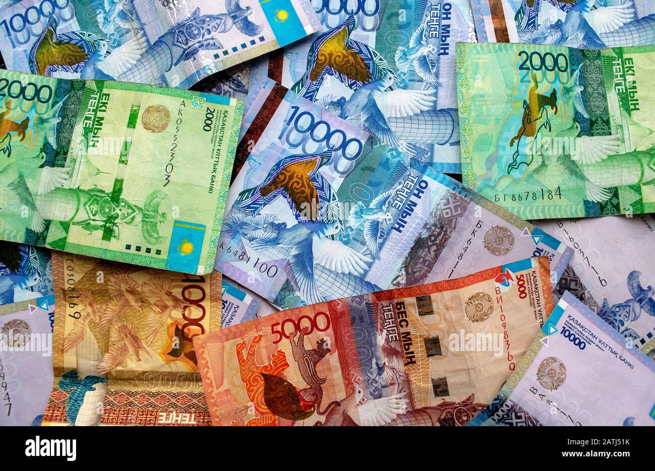 Monnaie nationale du Kazakhstan, vue de dessus des billets mixtes de tenge. Mille, deux mille, cinq mille, dix mille et cinq cents tenge. KZ pa Banque D'Images