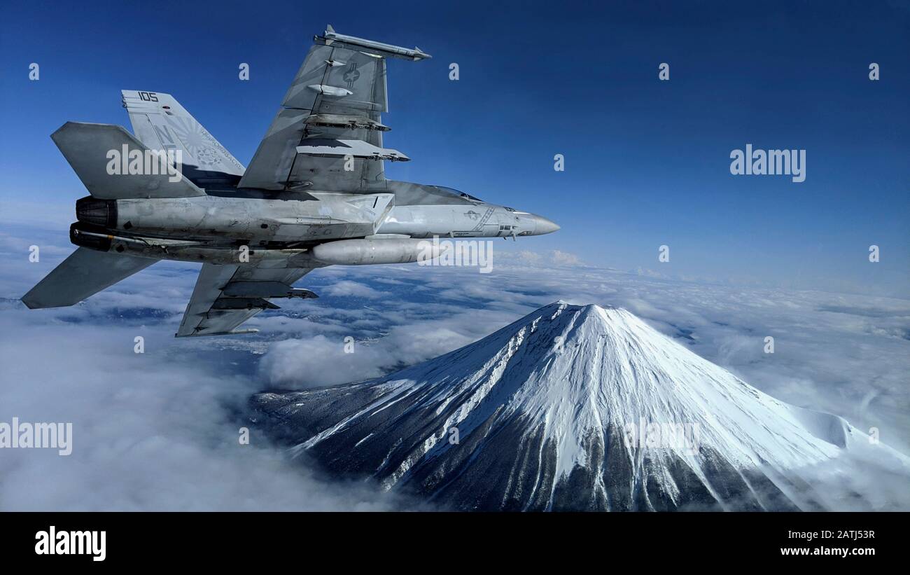 Un avion de chasse Super Hornet de la marine américaine F/A-18 F effectue un tour bancaire près du monument japonais Mt. Fuji pendant les opérations de vol le 29 janvier 2020 près d'Atsugi, Japon. Banque D'Images