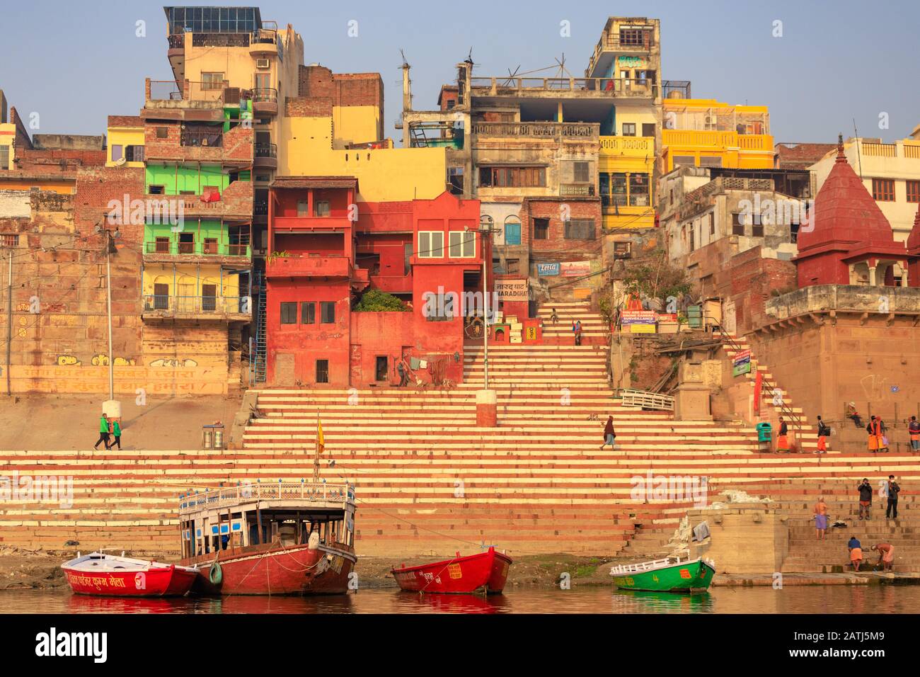 Varanasi, INDE, 18 JANVIER 2019 : Des couleurs Chaudes au lever du soleil sur les ghats de Varanasi et les bâtiments de colofrul. Banque D'Images