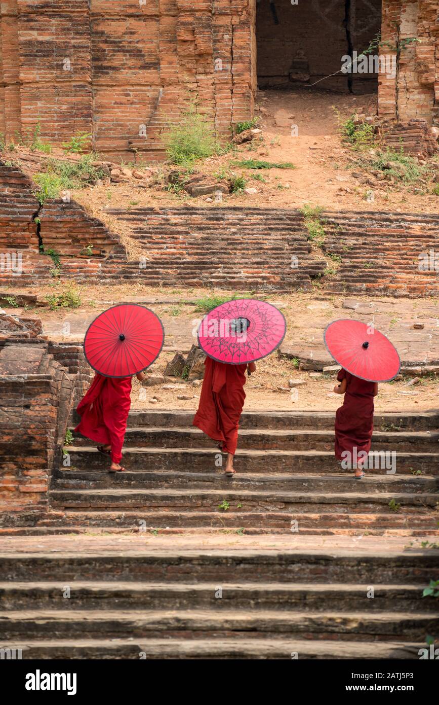 Des moines novices marchent ensemble dans l'ancien temple Mandalay Myanmar. Banque D'Images