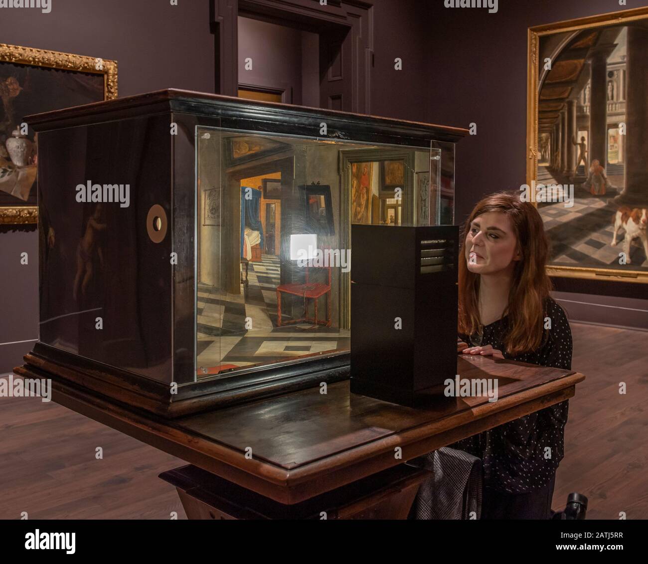 Tate Britain, Londres, Royaume-Uni. 3 février 2020. Baroque britannique : puissance et Illusion, la première exposition jamais organisée sur la culture baroque en Grande-Bretagne, se déroule du 4 février au 19 avril 2020. De la restauration de Charles II en 1660 à la mort de la reine Anne en 1714, l'exposition explore les liens entre l'art et le pouvoir. Image : un spectacle de Peepshow Avec Vue sur l'intérieur d'une maison néerlandaise, c.1655-60. Samuel van Hoogstraten. La National Gallery, Londres. Crédit: Malcolm Park/Alay. Banque D'Images