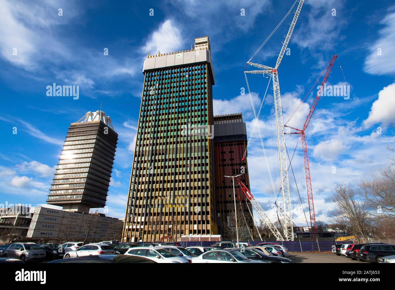 La construction de la Deutsche Welle (radiodiffuseur international public), en démolition, est laissée derrière la construction en hauteur du Deutschlandfu Banque D'Images