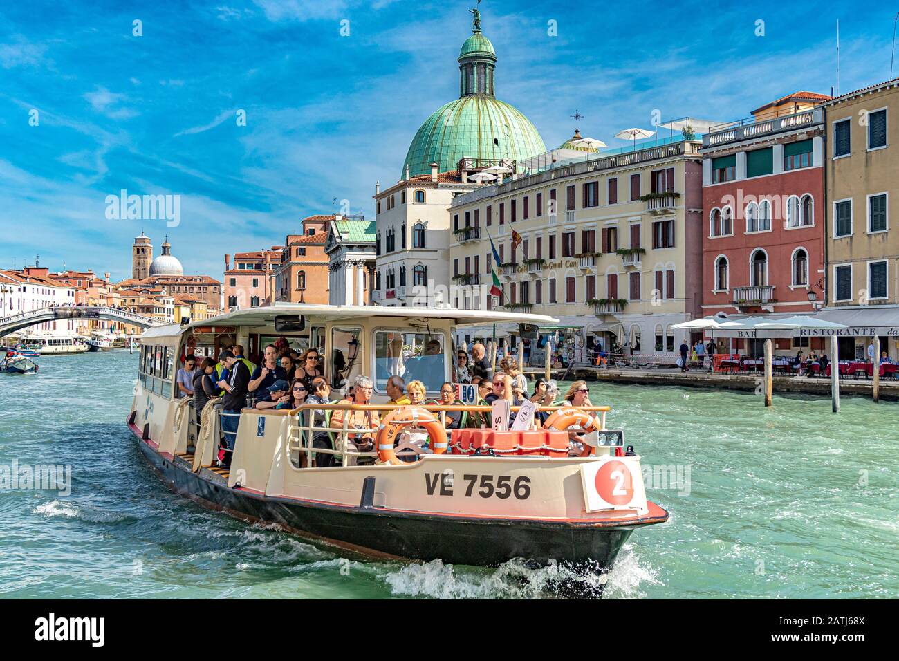 Passagers à bord d'un vaporetto de la route n° 2 ou d'un bateau-bus sur le Grand Canal à Venise, en Italie Banque D'Images