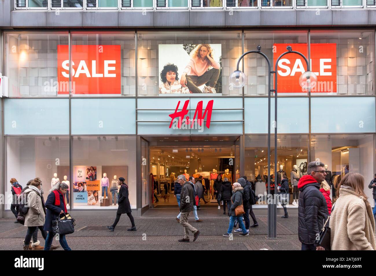 Europe, Allemagne, Cologne, H&M Store dans la rue commerçante  Schildergasse. Euroa, Deuschland, Koeln, H&M Filiale auf der  Einkaufsstrasse Schildergasse Photo Stock - Alamy