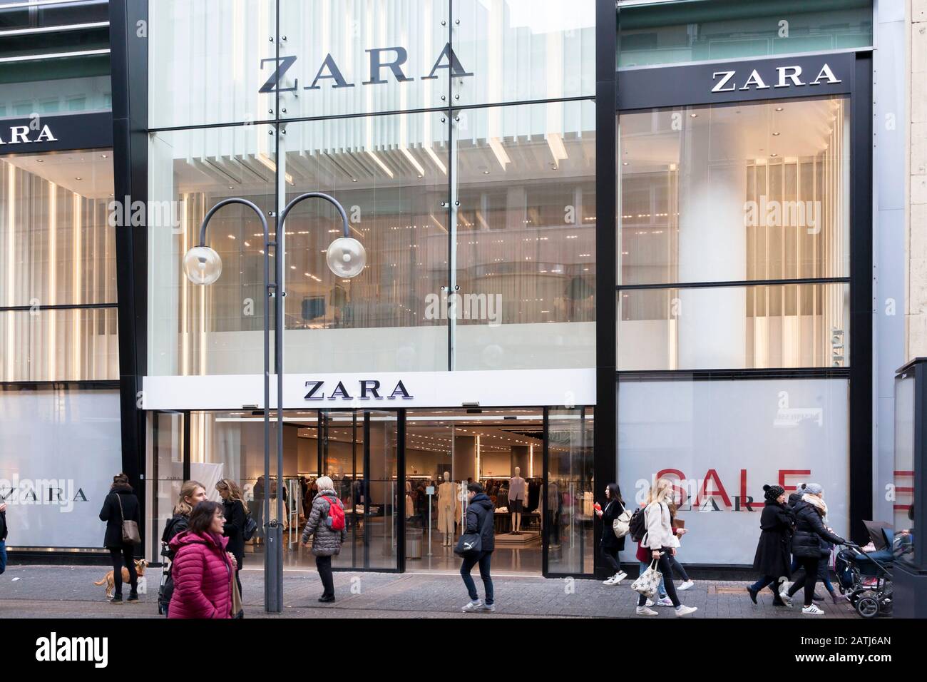 Boutique de mode Zara dans la rue commerçante Schildergasse, Cologne,  Allemagne. Modegeschaeft Zara Dans Der Einkaufsstrasse Schildergasse,  Koeln, Deutschland Photo Stock - Alamy