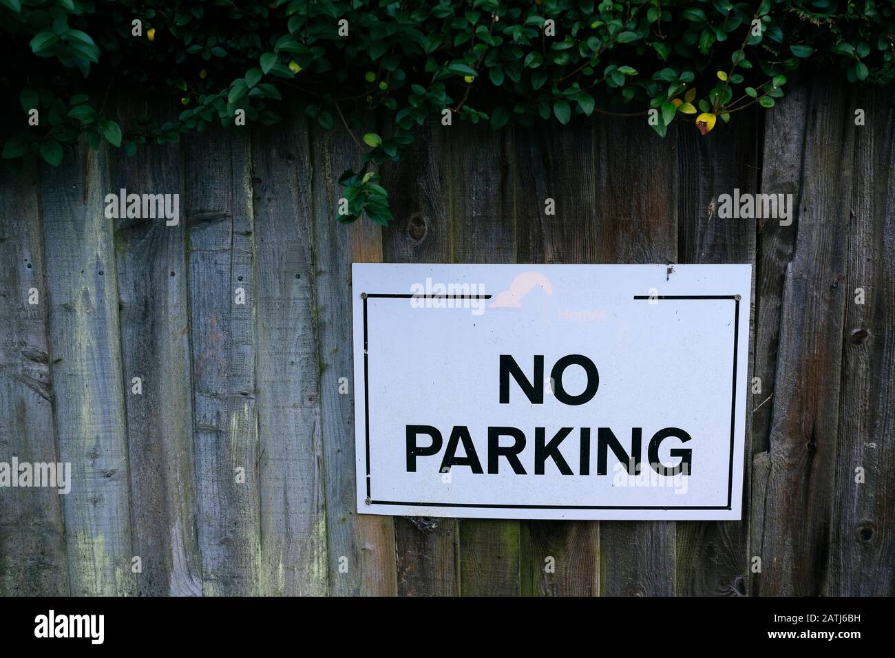 Un panneau pas de parking sur une clôture en bois à Bugbrooke, Northamptonshire Banque D'Images