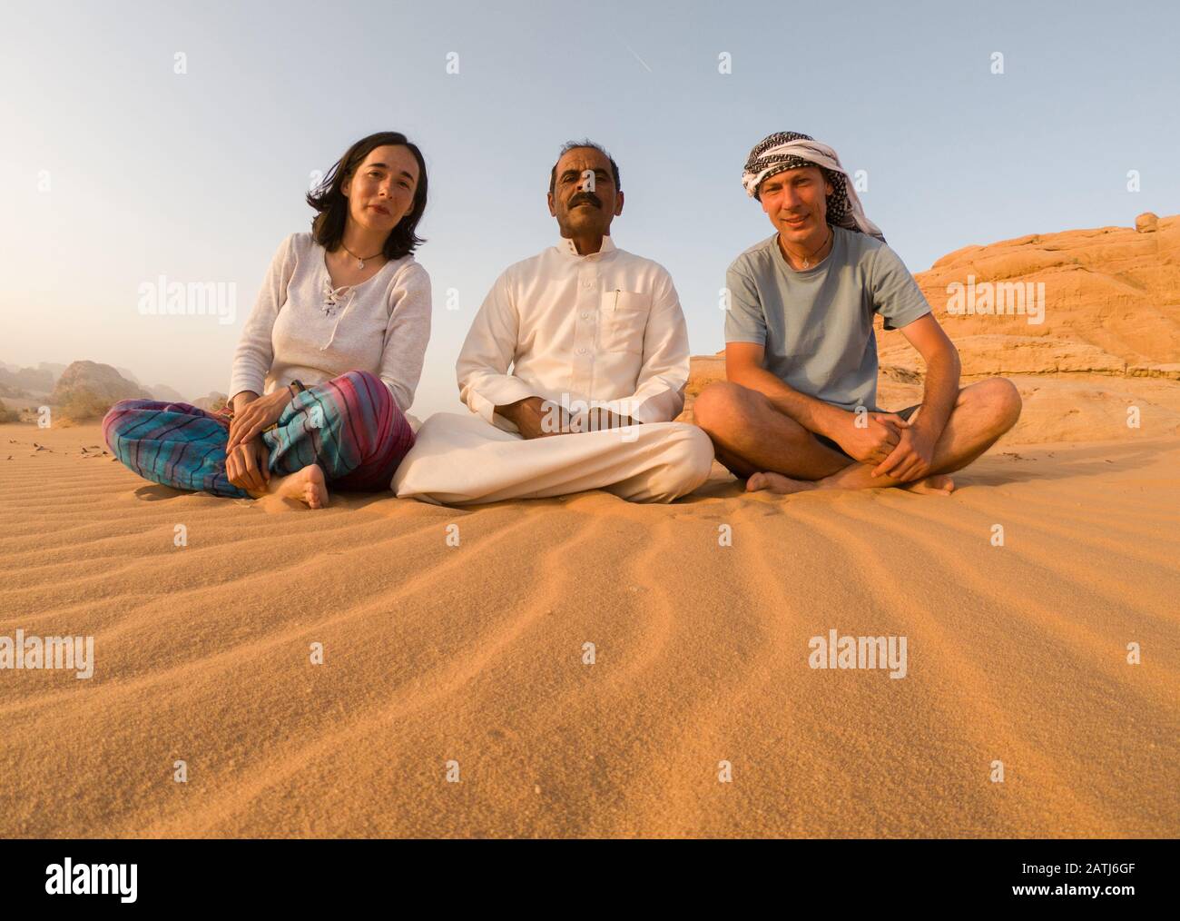 Wadi RUM, JORDANIE - 19 MAI 2018 : touristes posant avec leur guide bédouin  dans le désert de Wadi Rum. Beaucoup de bédouins travaillent maintenant  comme guides à la place o Photo Stock - Alamy