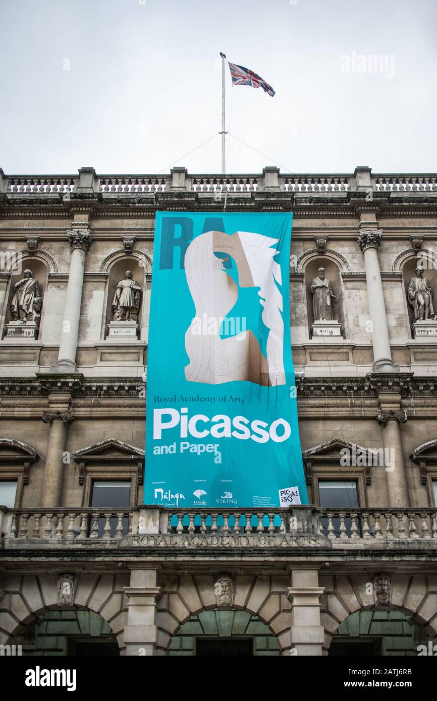 Signe accueillant des visiteurs à la Royal Academy of Arts, une institution d'art basée à Londres et accueille quelques-unes des plus belles expositions artistiques de la capitale Banque D'Images