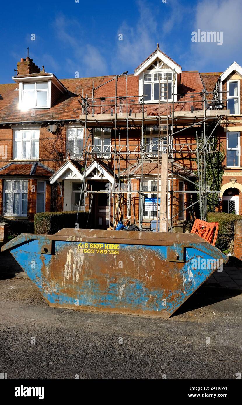 les bâtisseurs rénovent la maison mitoyenne de style victorien, sheringham, au nord de norfolk, en angleterre Banque D'Images