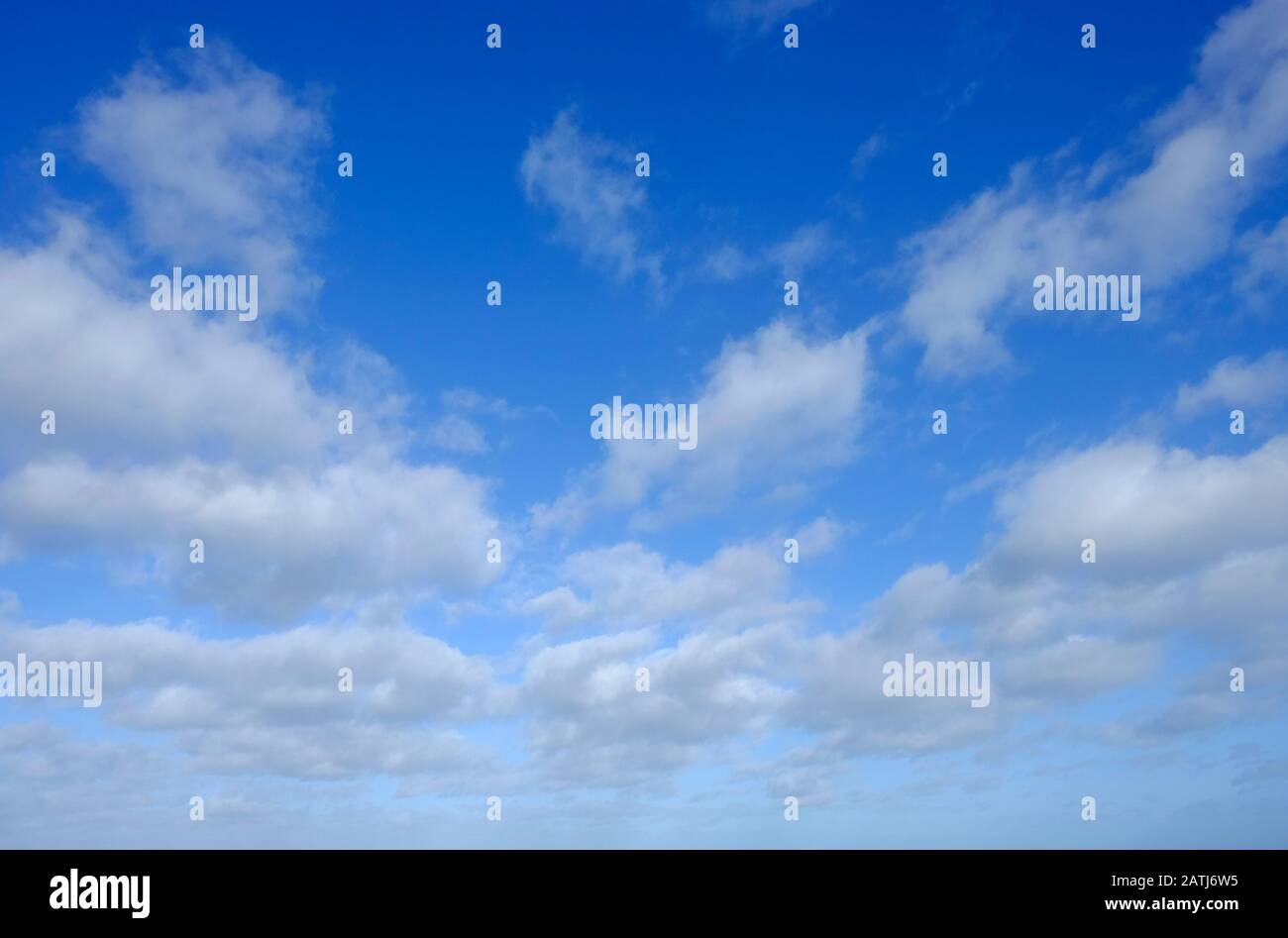 Les nuages blancs sur fond de ciel bleu Banque D'Images