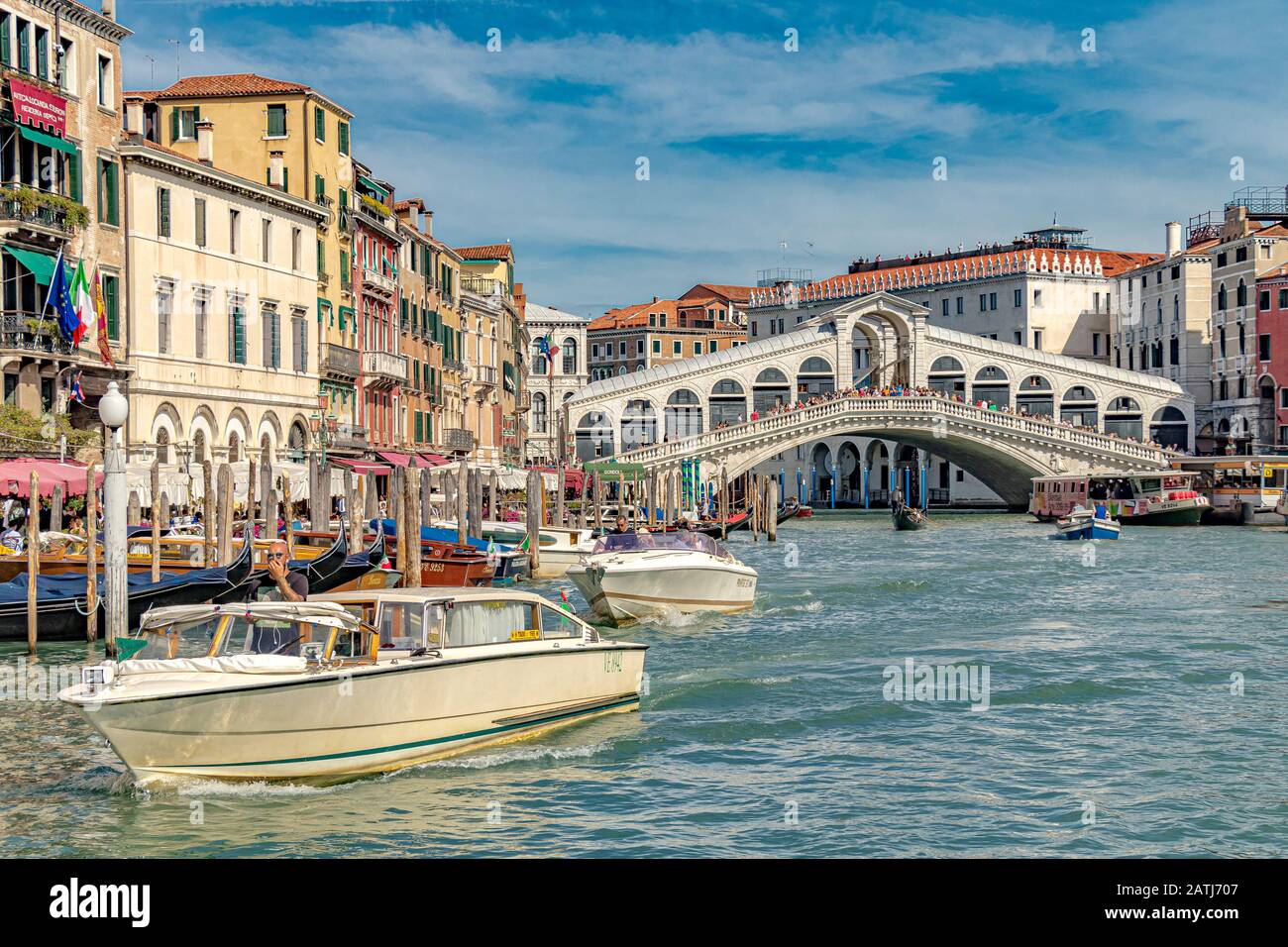 Deux bateaux-taxis de Venise font leur chemin le long Du Grand Canal avec Le pont du Rialto en arrière-plan, Venise, Italie Banque D'Images