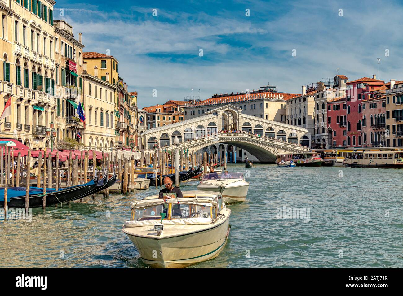 Deux bateaux-taxis de Venise font leur chemin le long Du Grand Canal avec Le pont du Rialto en arrière-plan, Venise, Italie Banque D'Images