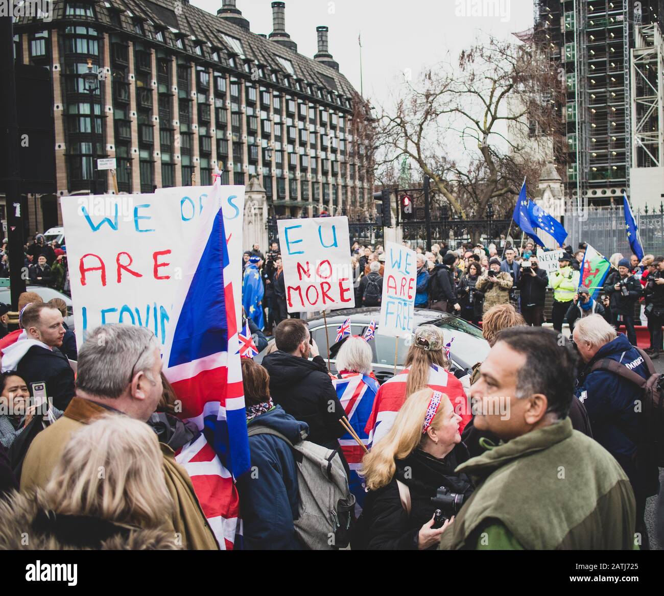 Des foules de partisans du Brexit se réunissent sur la place du Parlement, à Westminster, à Londres pour célébrer le départ officiel du Royaume-Uni de l'UE à 23 HEURES le 31 janvier 2020 Banque D'Images