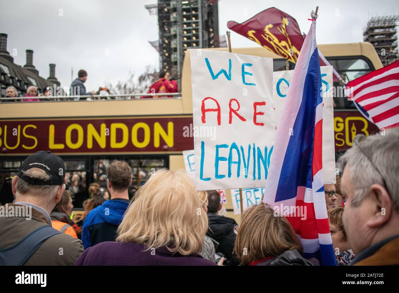 Des foules de partisans du Brexit se réunissent sur la place du Parlement, à Westminster, à Londres pour célébrer le départ officiel du Royaume-Uni de l'UE à 23 HEURES le 31 janvier 2020 Banque D'Images