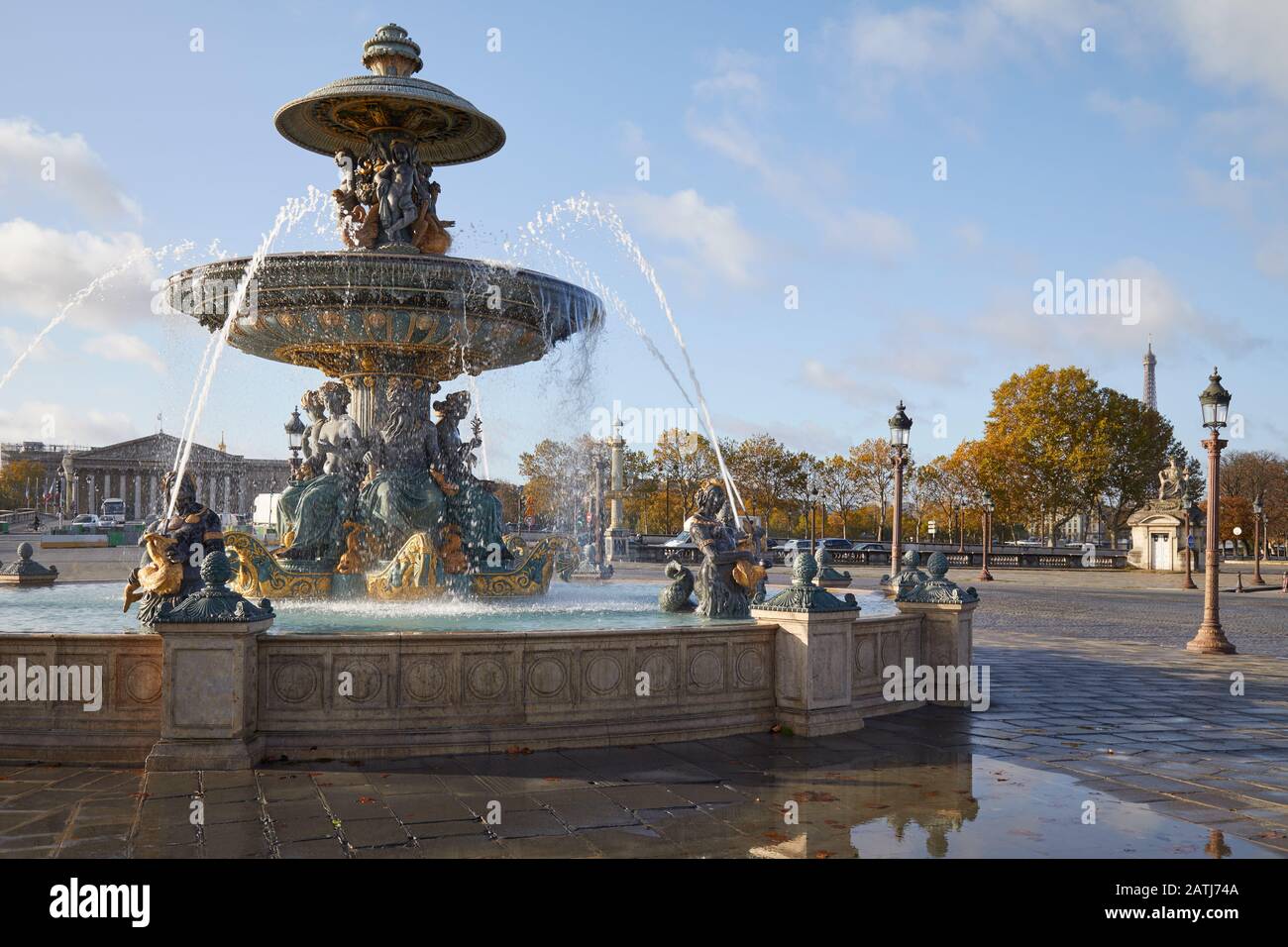 Fontaine de la place de la Concorde lors d'une journée ensoleillée d'automne à Paris, France Banque D'Images