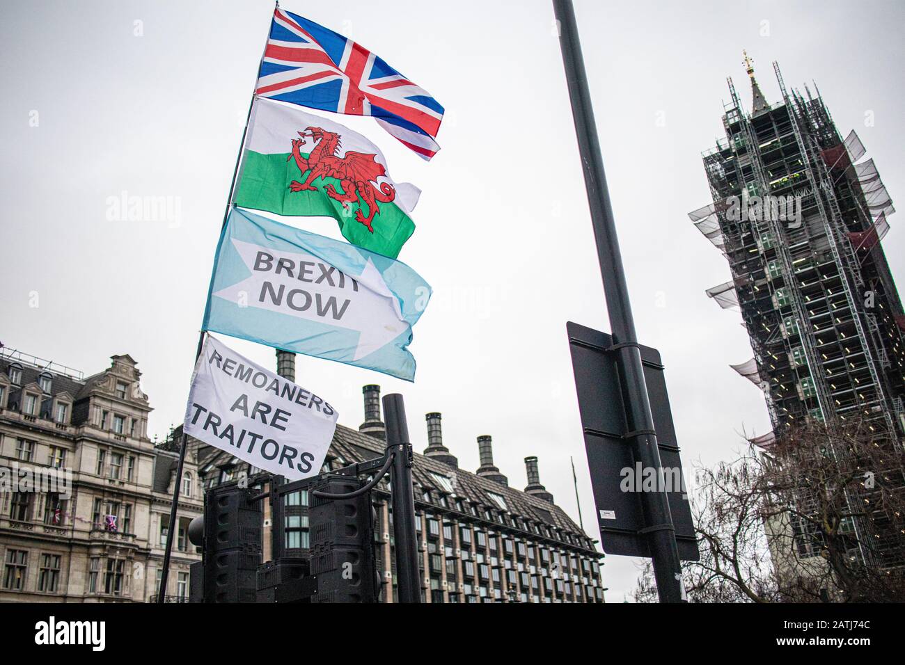 Union et gallois battant pavillon de l'Union à Parliament Square, Westminster, Londres pour célébrer le départ officiel du Royaume-Uni de l'UE à 23 HEURES le 31 janvier 2020 Banque D'Images