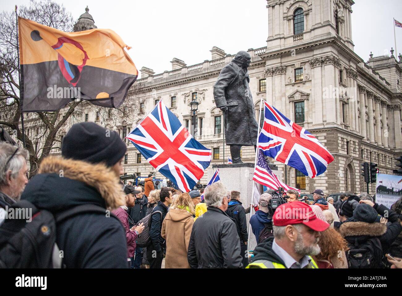 Des foules de partisans du Brexit se réunissent sur la place du Parlement, à Westminster, à Londres pour célébrer le départ officiel du Royaume-Uni de l'UE à 23 HEURES le 31 janvier 2020 Banque D'Images