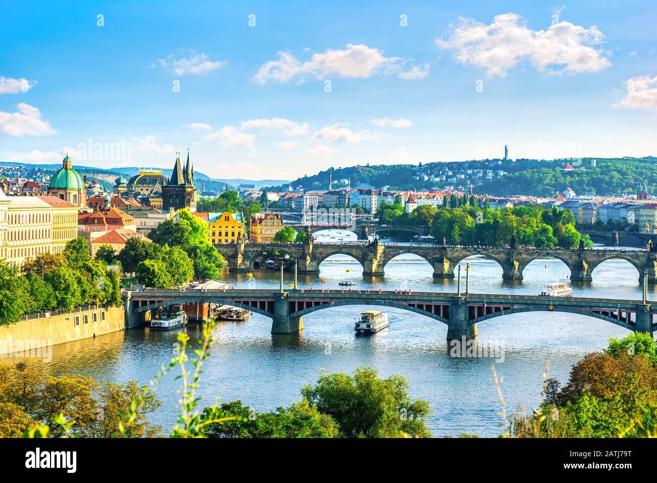 Une rangée de ponts à Prague au coucher du soleil en été, République tchèque Banque D'Images