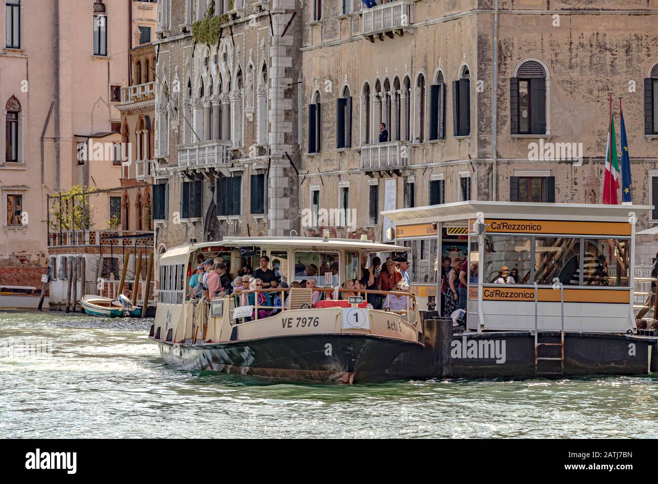 Les passagers sur un itinéraire n ° 1 Vaporetto ou bateau-bus à CA' Rezzonico Vaporetto s'arrêtent sur le Grand Canal, Venise, Italie Banque D'Images
