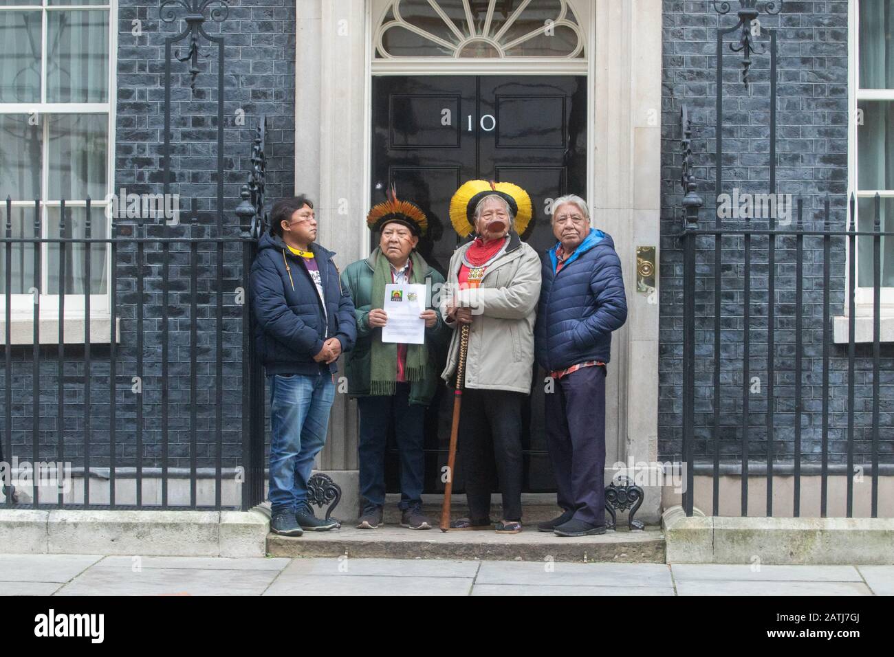 Londres, Royaume-Uni. 3 février 2020. Les dirigeants autochtones de l'Amazonie L-R Raoni Metuktyre, Davi Yanomami, Megaron Txucarrarararae, Dario Yanomami, ont la main dans une lettre à Downing Street, Exiger la protection du peuple amazonien menacé par les nouvelles politiques du gouvernement brésilien du président Jair Bolsonaro et demander au gouvernement britannique de ratifier la convention 169 de l'OIT, le droit international des peuples autochtones et tribaux droits fonciers .Credit: Amer ghazzal/Alay Live News Banque D'Images