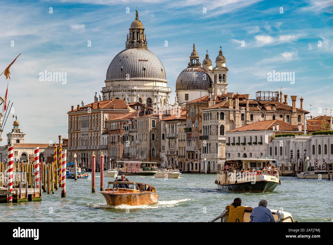 La basilique de Santa Maria della Salutei est située dans une position importante à la jonction entre le Grand Canal et le Bacino di San Marco, Venise Banque D'Images