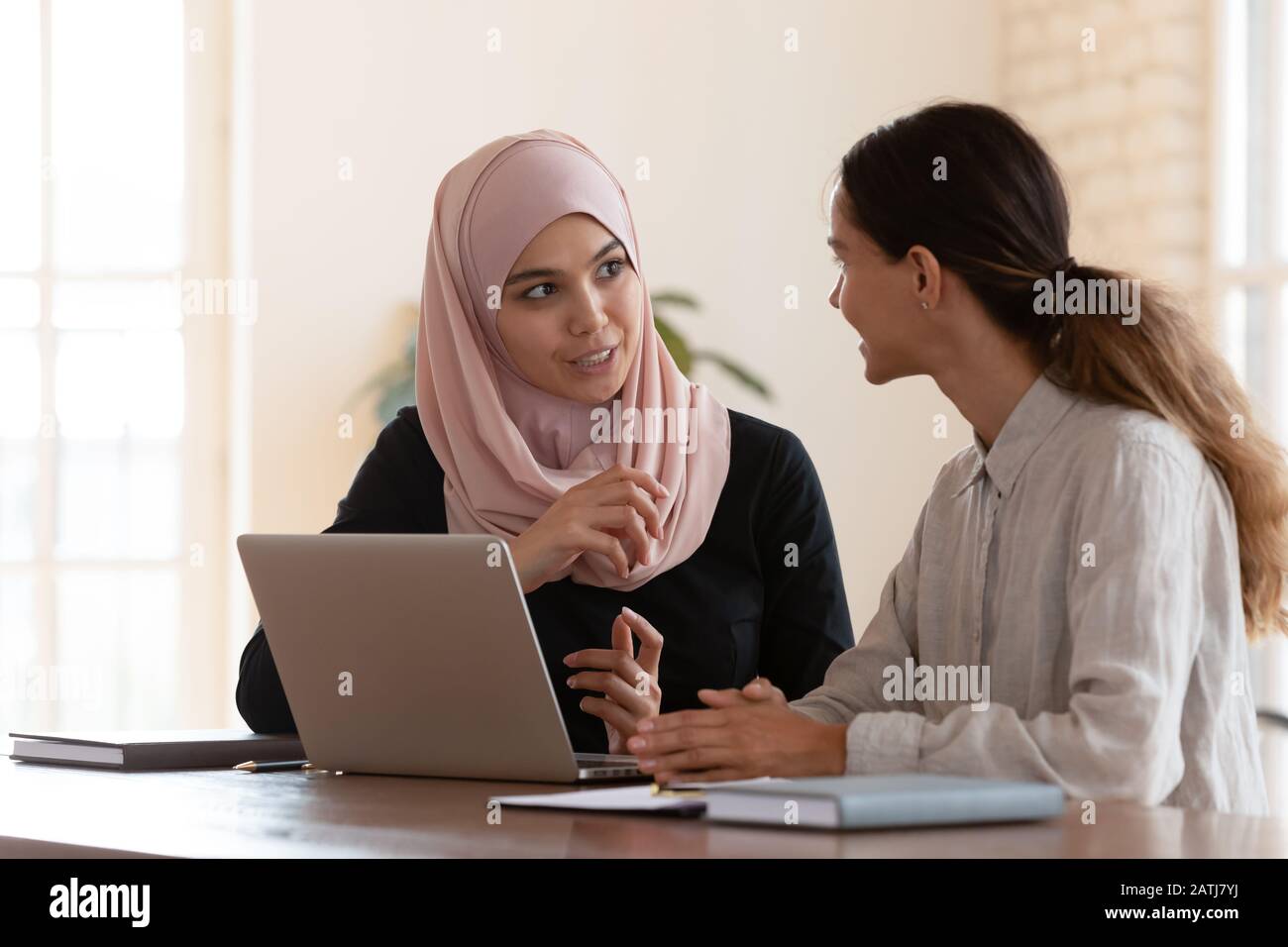 Les femmes d'affaires multiculturelles font un brainstorming pour coopérer à la réunion de bureau Banque D'Images
