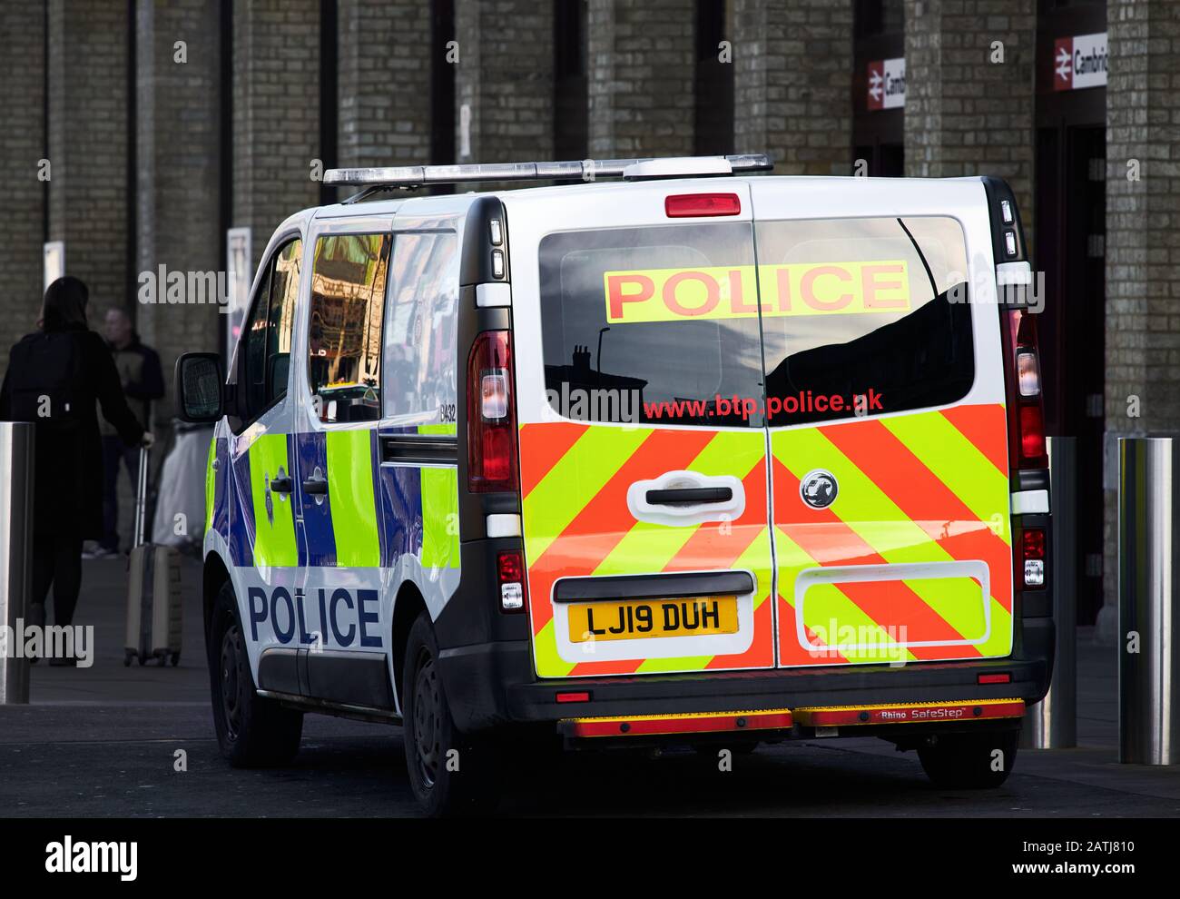 Un camion de police britannique stationné à l'extérieur de la gare de Cambridge, en Angleterre. Banque D'Images