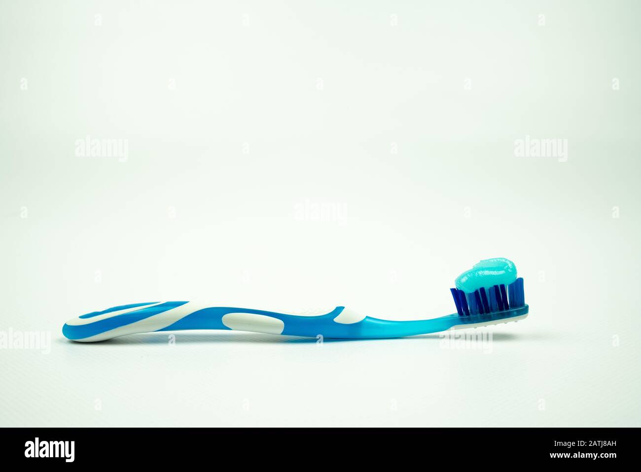 brosse à dents avec dentifrice isolée sur un fond blanc Banque D'Images