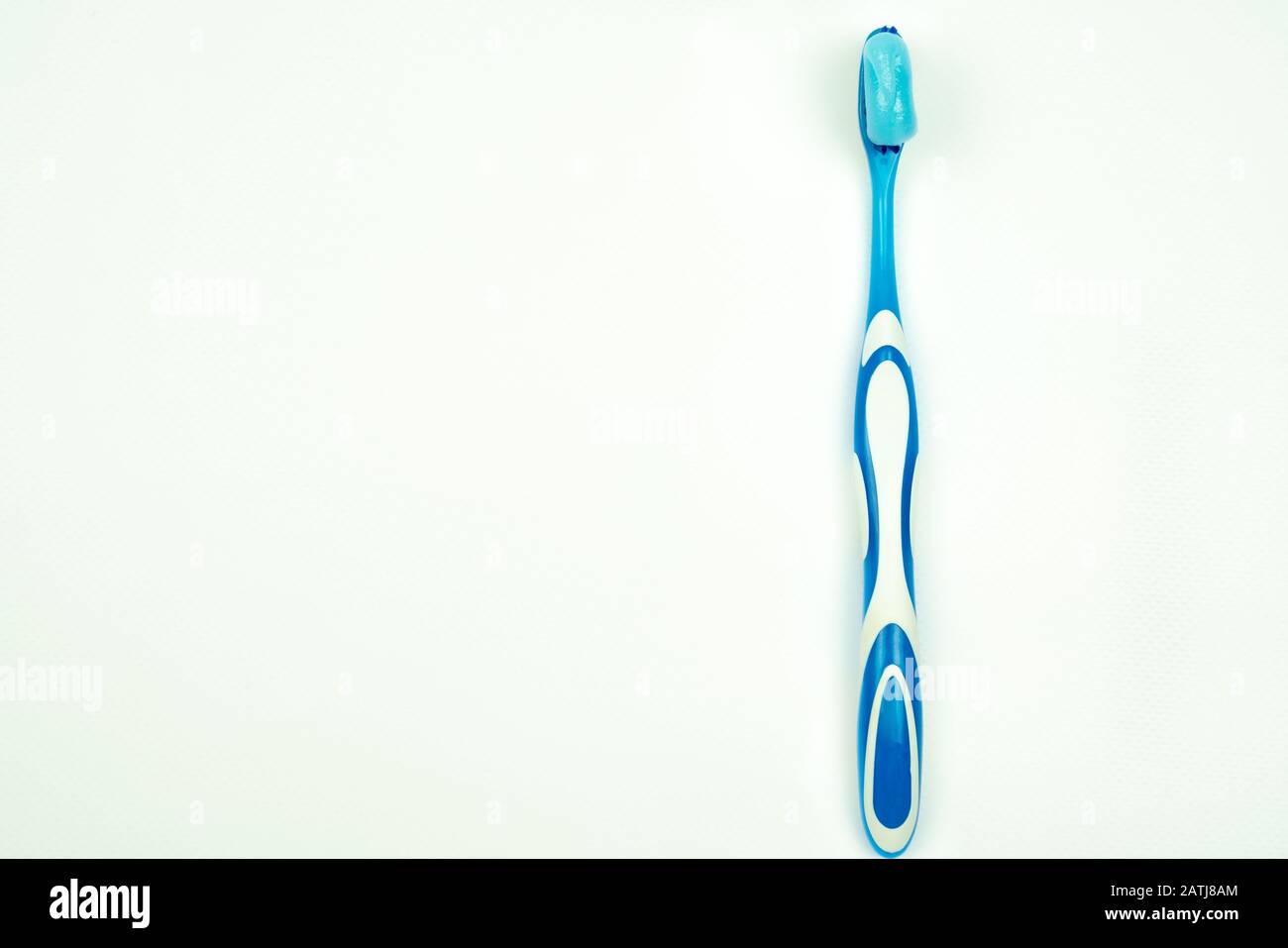 brosse à dents avec dentifrice isolée sur un fond blanc vue de dessus Banque D'Images