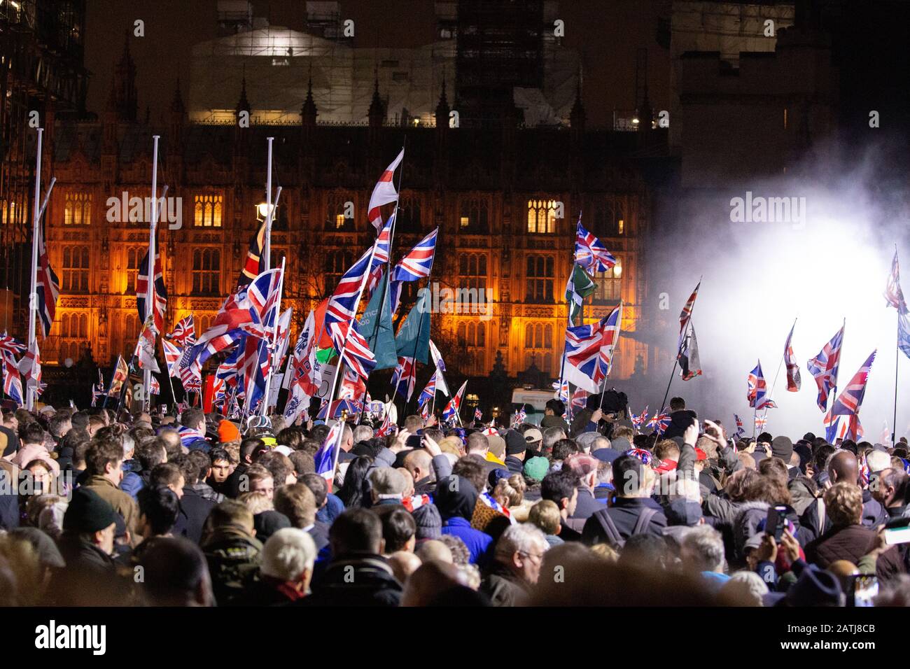 Des foules de partisans du Brexit se réunissent sur la place du Parlement, à Westminster, à Londres pour célébrer le départ officiel du Royaume-Uni de l'UE à 23 HEURES le 31 janvier 2020 Banque D'Images