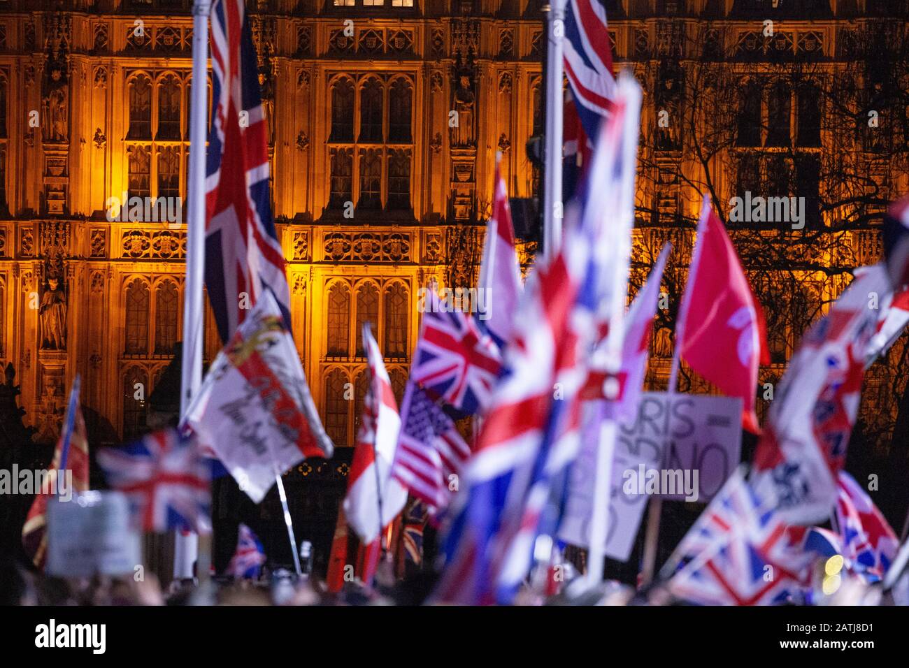 Des foules de partisans du Brexit se réunissent sur la place du Parlement, à Westminster, à Londres pour célébrer le départ officiel du Royaume-Uni de l'UE à 23 HEURES le 31 janvier 2020 Banque D'Images