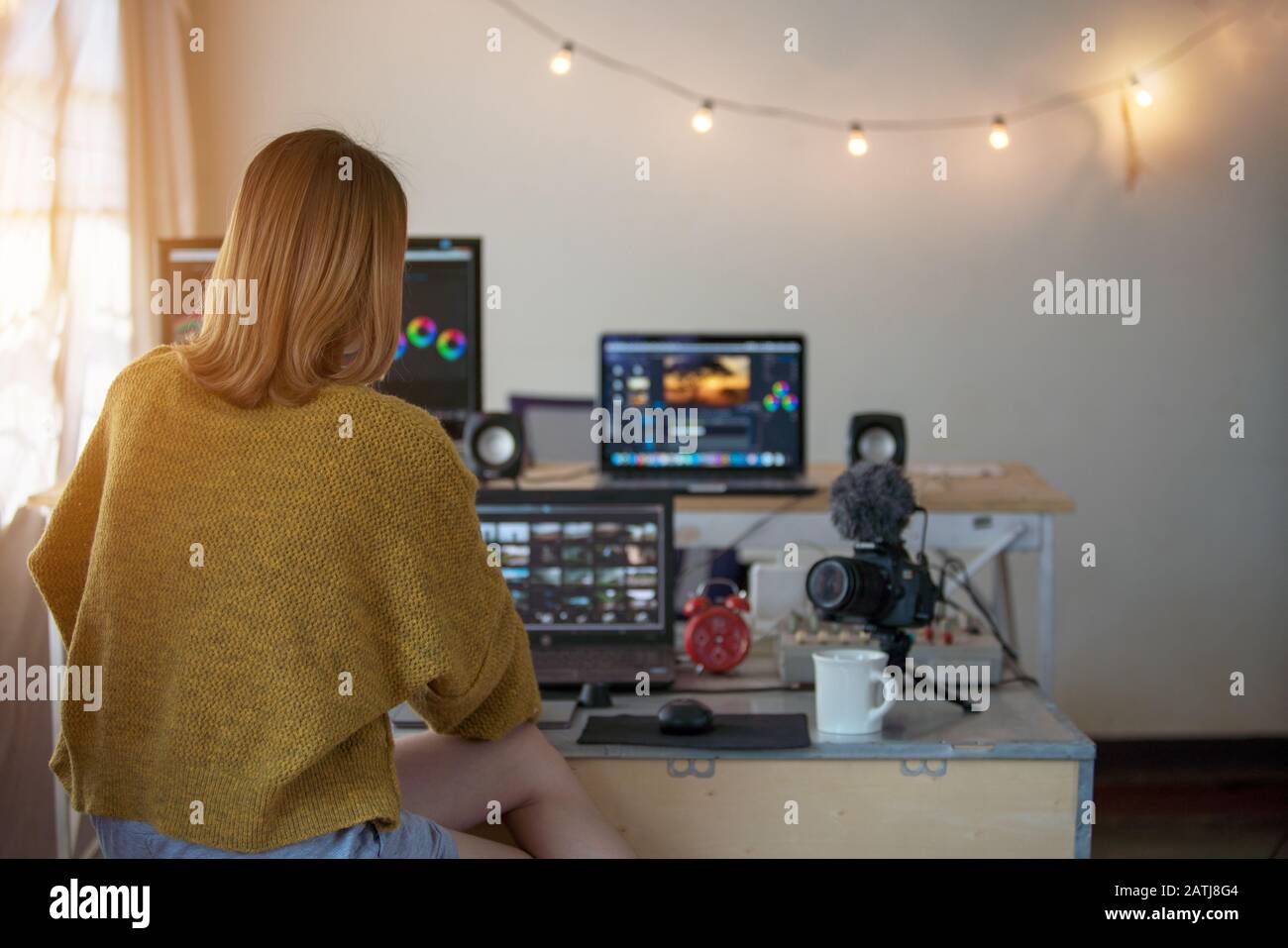 Vidéo de montage arrière femme travaillant avec vidéo vidéo sur un ordinateur portable et pc dans le studio maison de style de vie indépendant Banque D'Images